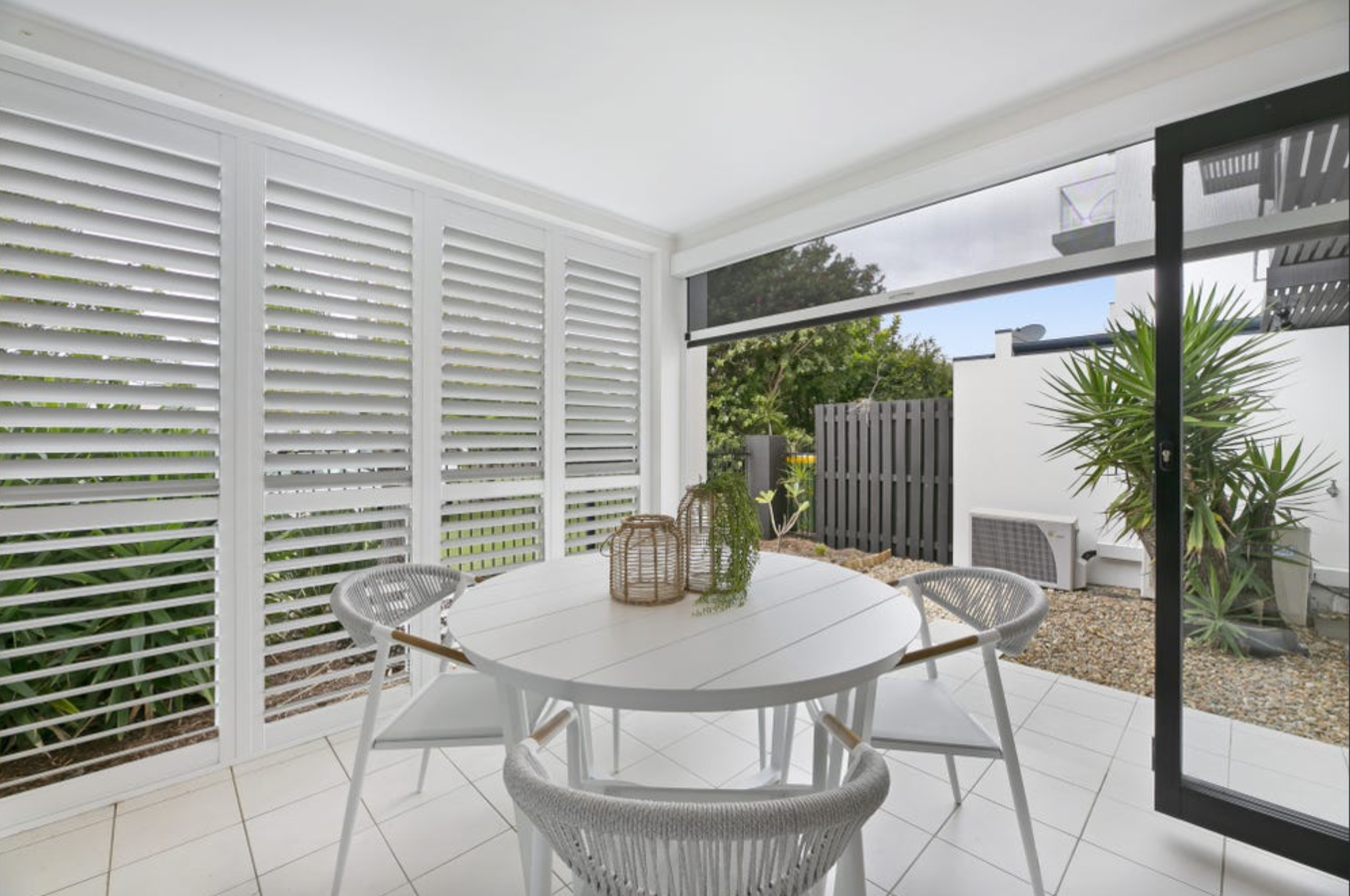 property-styling-robina-qld-outdoor-dining-area