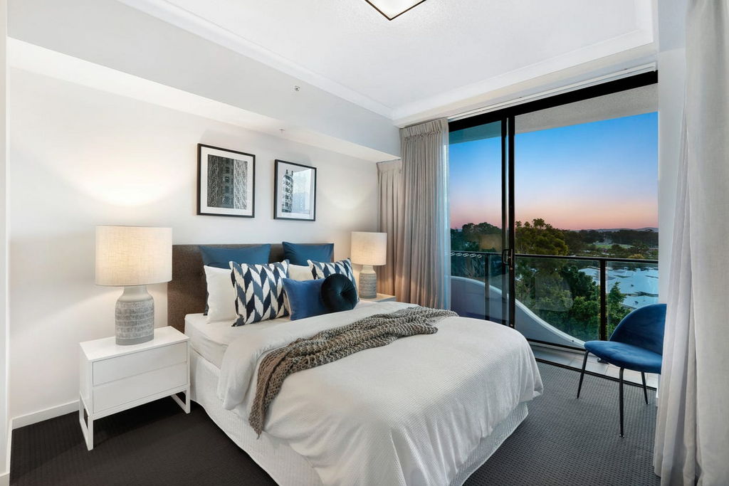 realestate-property-staging-biggera-waters-main-bedroom-decor-design-styling