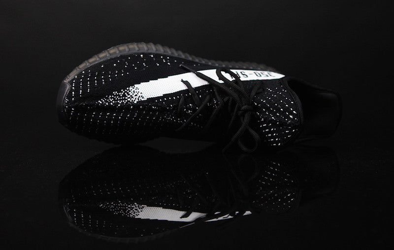 Tina Cha En el piso Adidas Yeezy350 V2 Black & White NOIRFONCE Sneakers