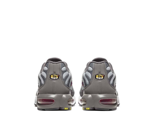 air max plus white gym red