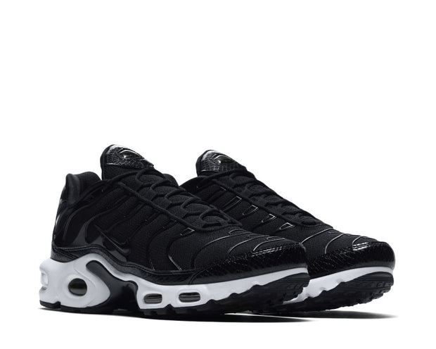 nike air max plus se black and white