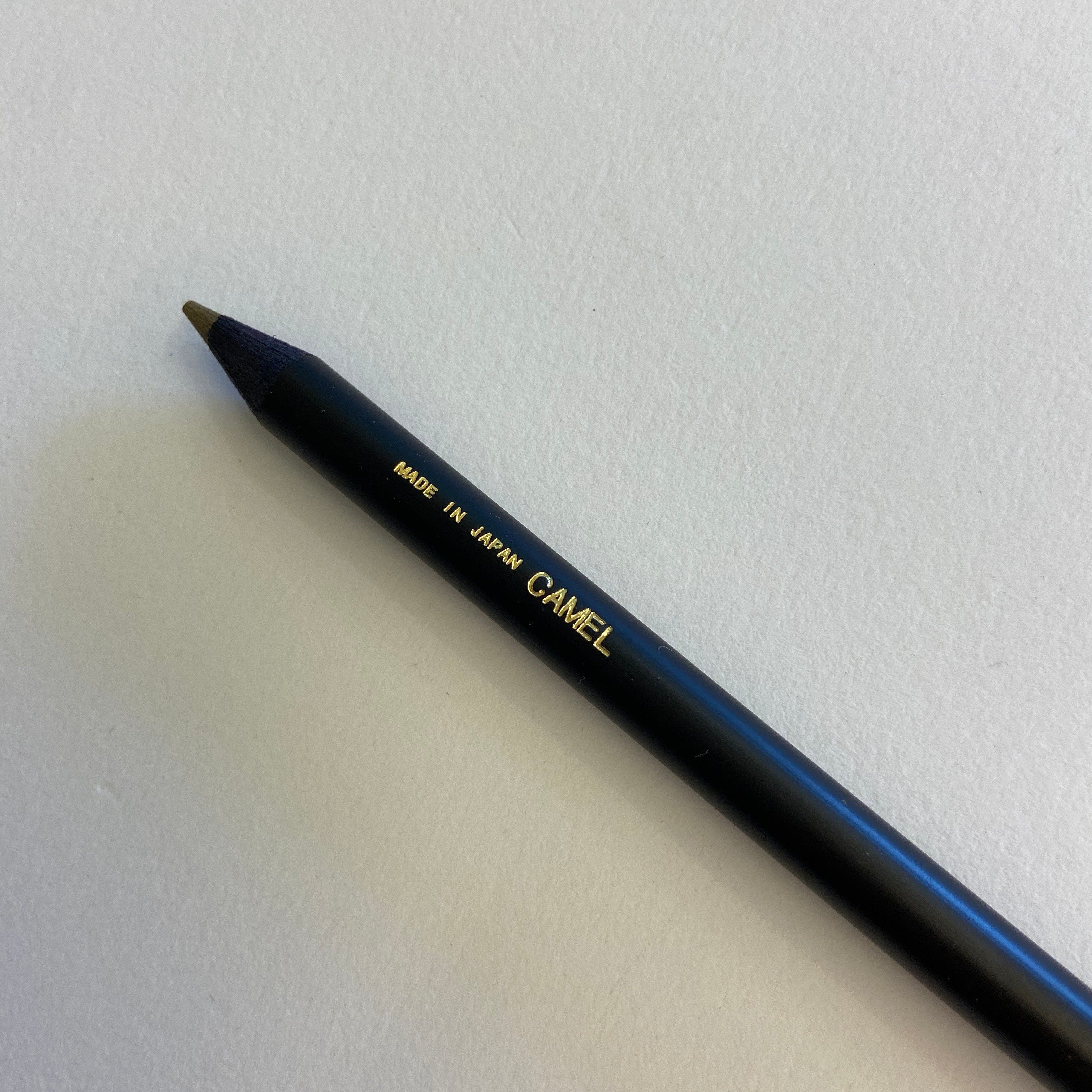 Với bút chì lưng camê, bạn sẽ có cảm giác đơn giản nhưng sang trọng khi viết. Với gam màu cam nhẹ nhàng, bút chì này đem lại cho bạn sự tự tin và phong cách khi dùng. Nhấn mạnh nét chữ và đặt điểm nhấn cho chữ viết của bạn, bút chì lưng camê sẽ giúp bạn làm điều đó một cách dễ dàng.