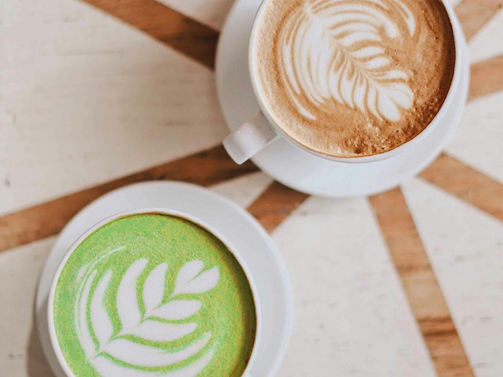 Koffie cappuchino en matcha kom