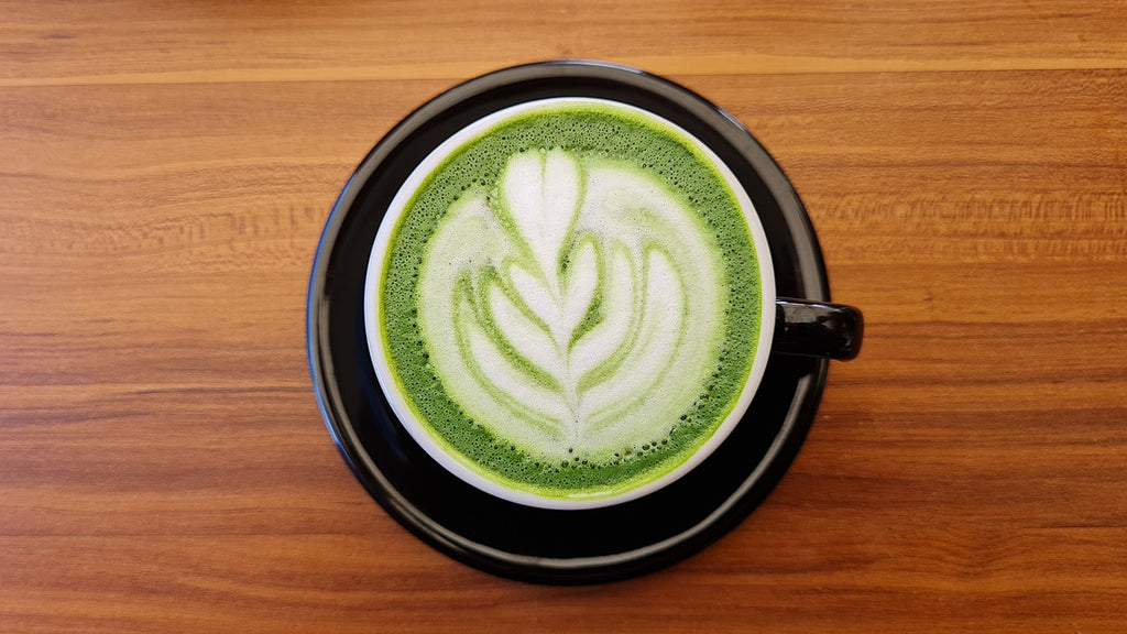 Foto van een kopje matcha latten