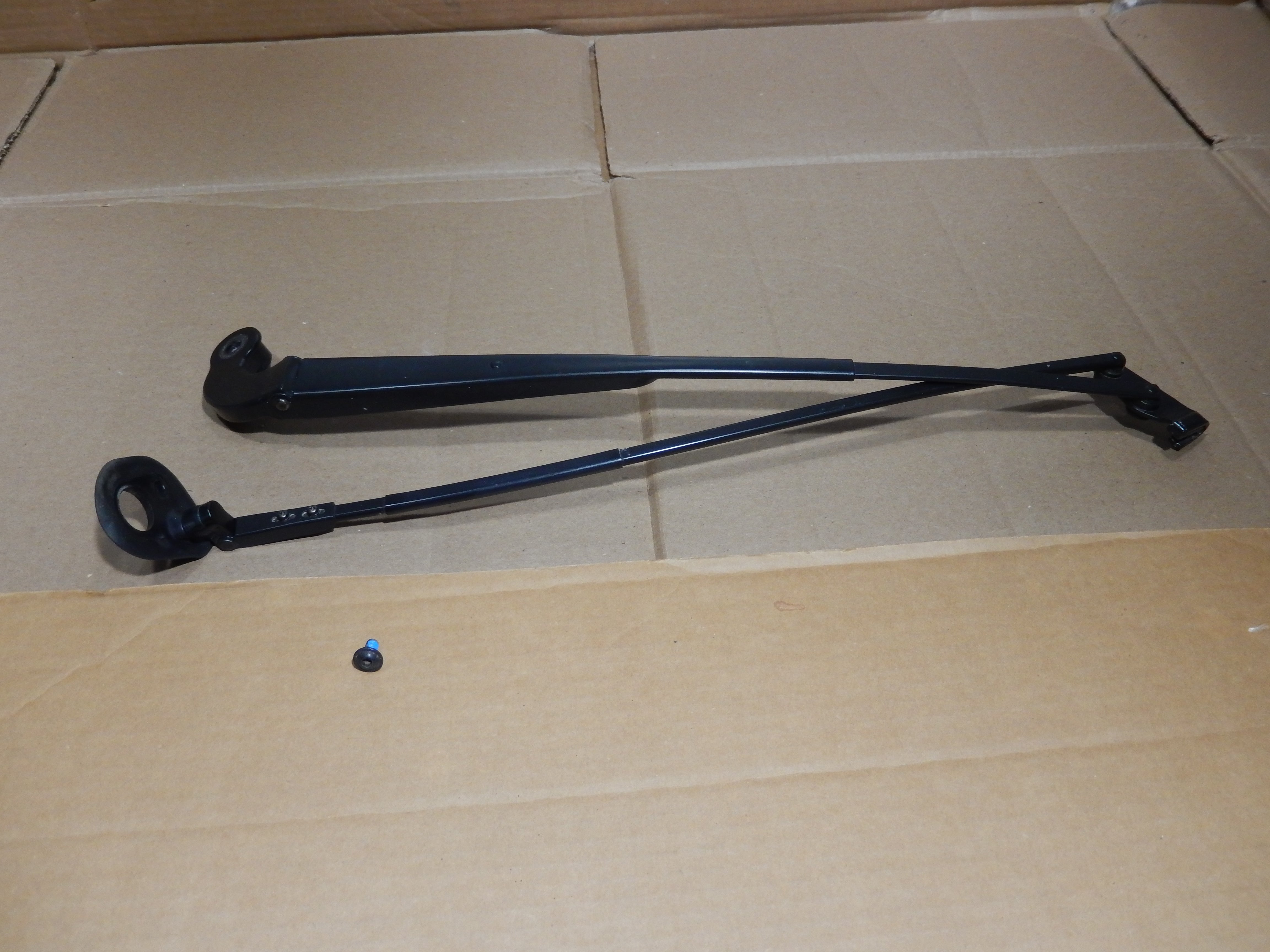 Maserati Quattroporte Drivers Side Wiper Arm – Maserati Compound