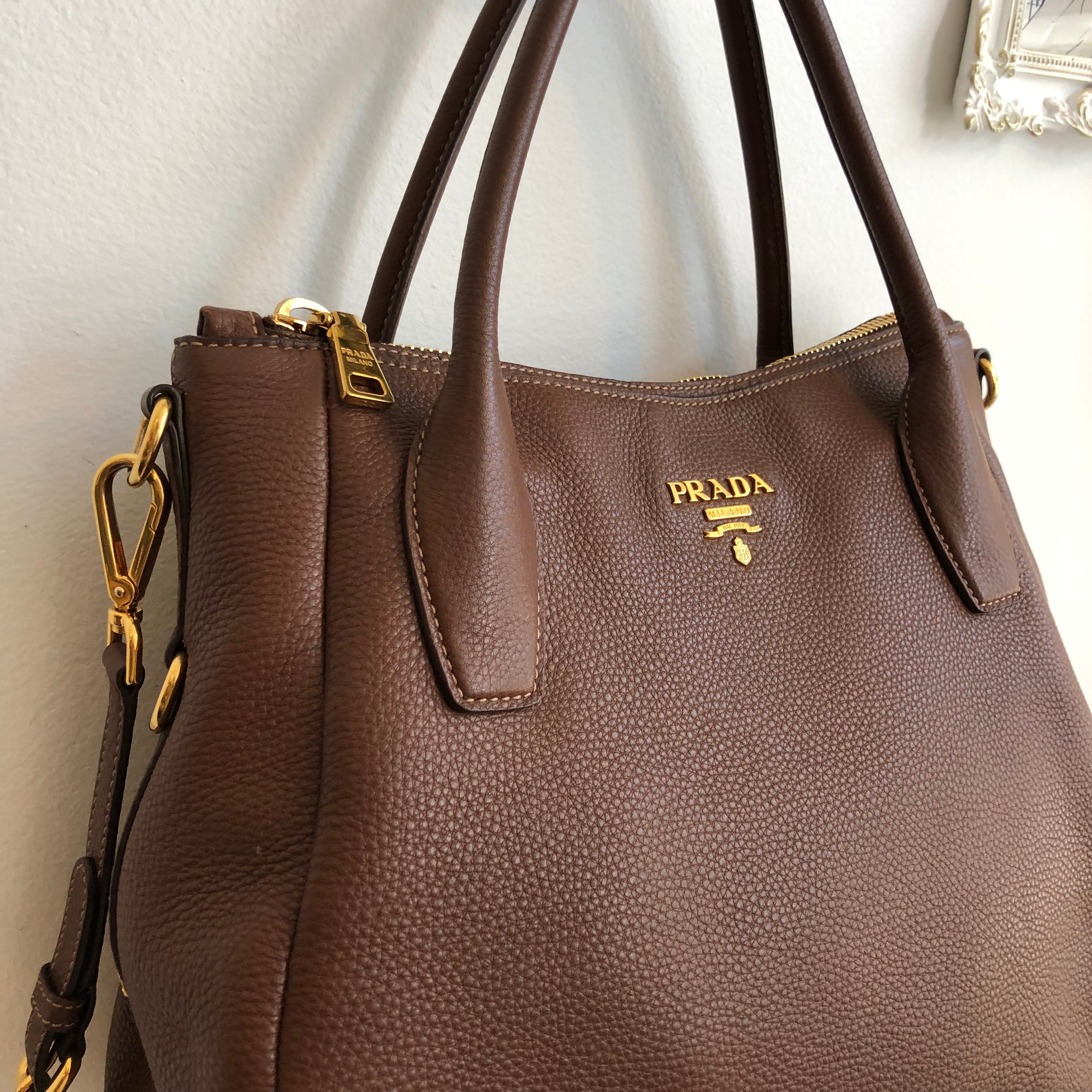 Descubrir 37+ imagen prada brown leather satchel