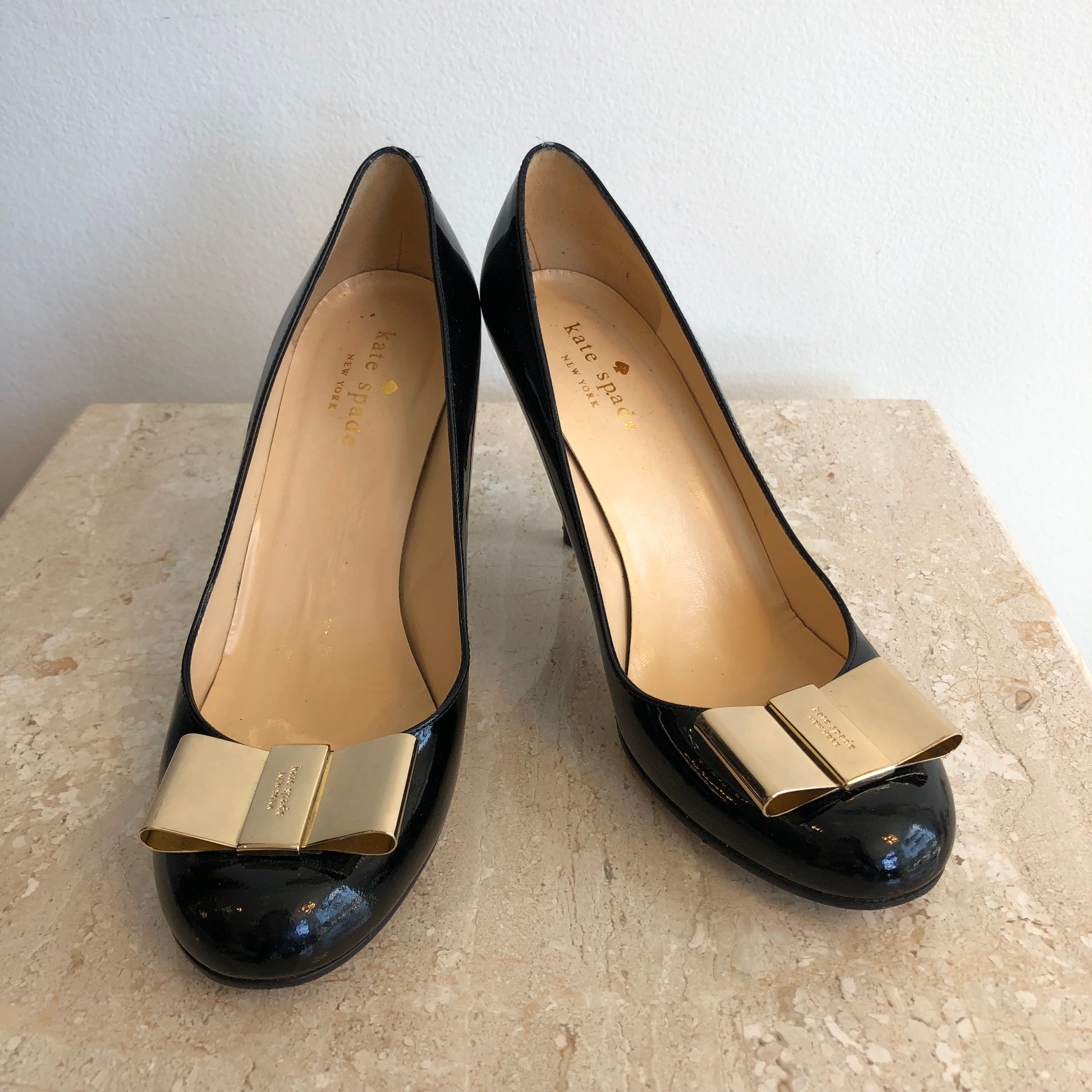 Authentic KATE SPADE Black Patent/Gold Metal Bow  - Pump – Valamode