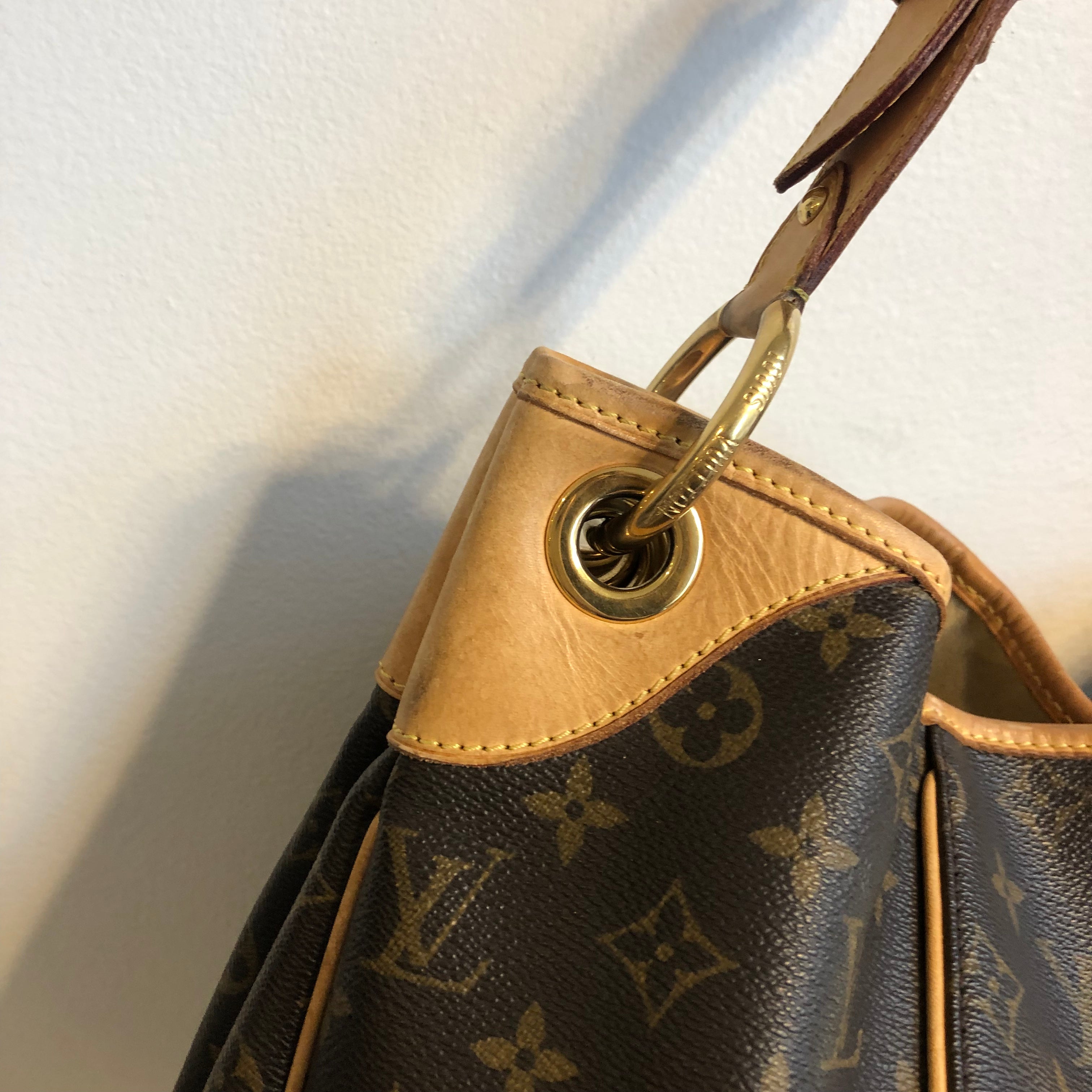 Louis Vuitton Gold Chain Bag - 61 For Sale on 1stDibs