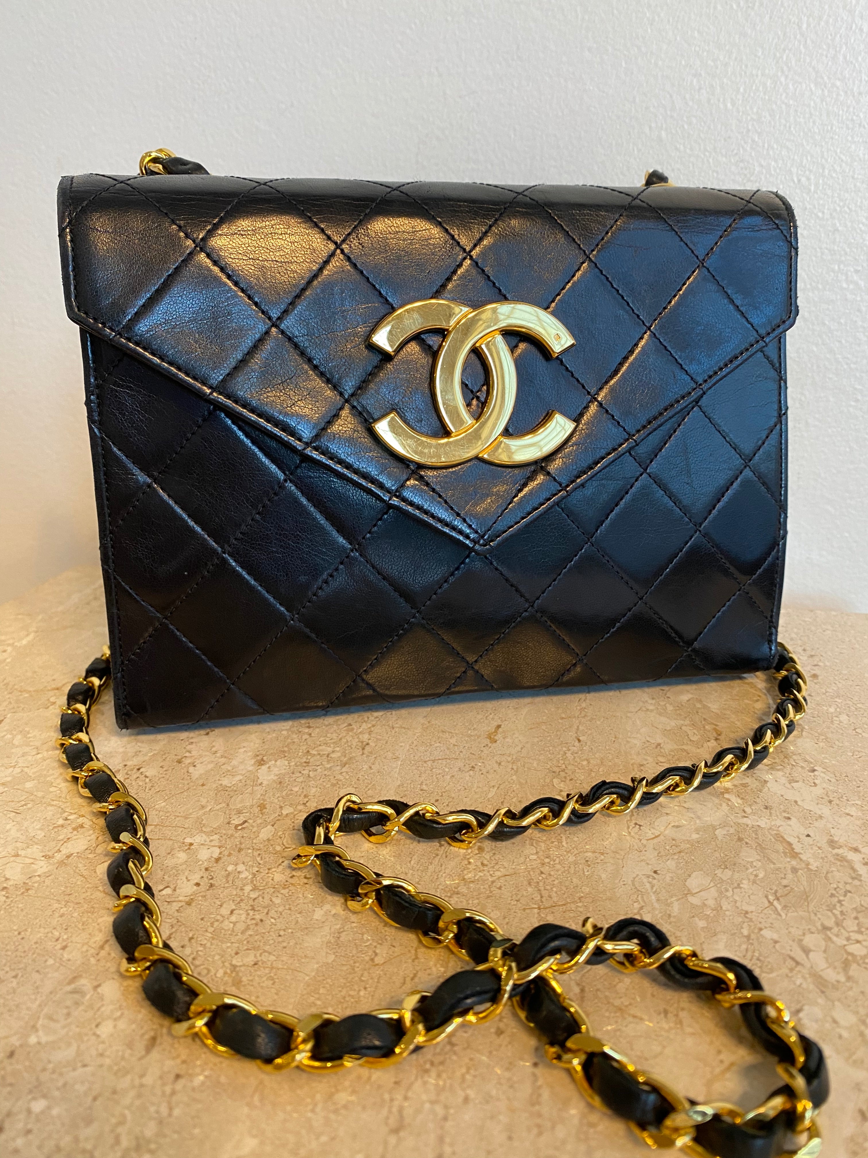 Chiếc túi Chanel Vintage Envelope Flap này thực sự đẹp và độc đáo, được làm từ chất liệu cao cấp và chắc chắn. Hãy xem hình ảnh để ngắm nhìn kỹ hơn những đường cắt may tinh tế và các chi tiết trang trí bắt mắt trên túi này nhé.