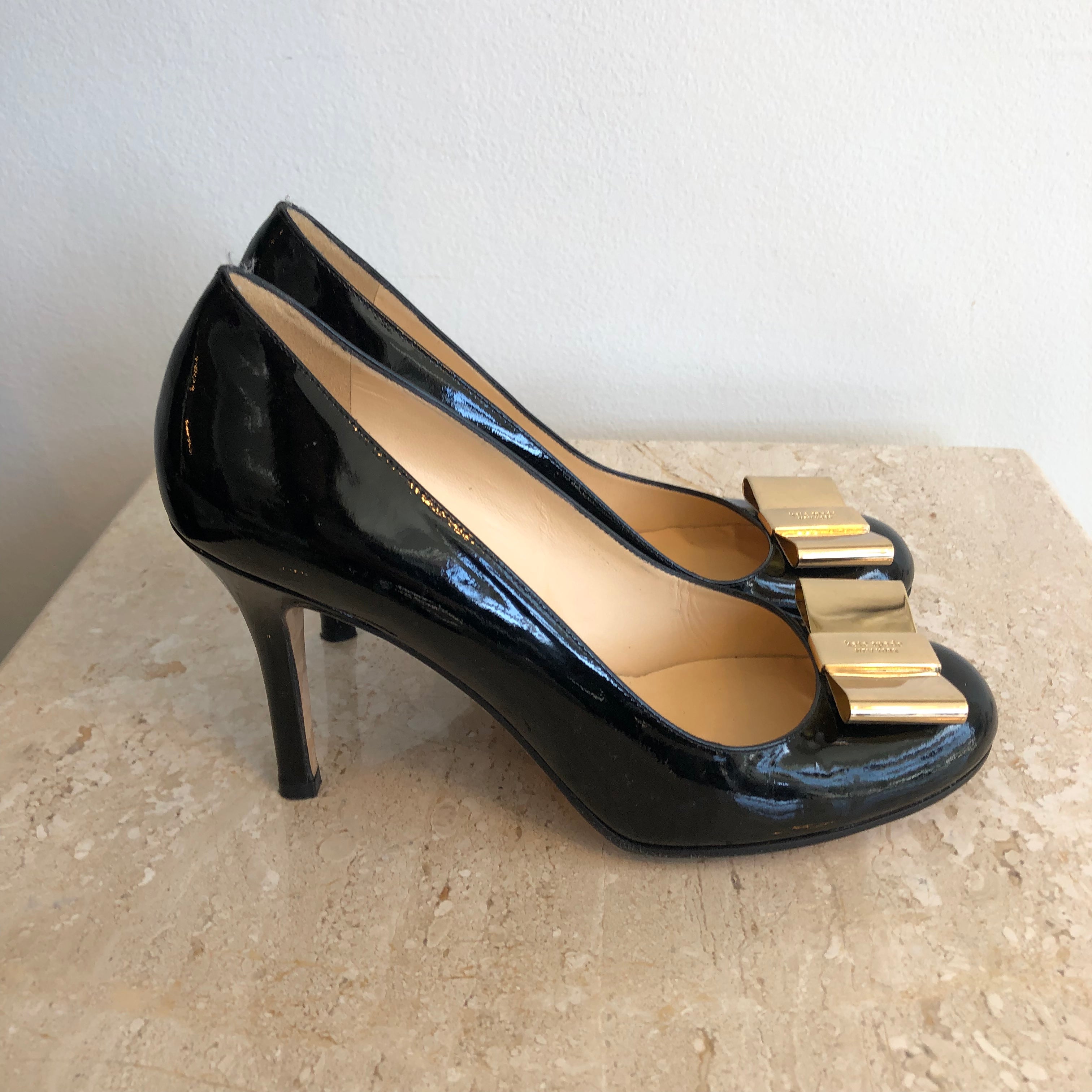 Authentic KATE SPADE Black Patent/Gold Metal Bow  - Pump – Valamode