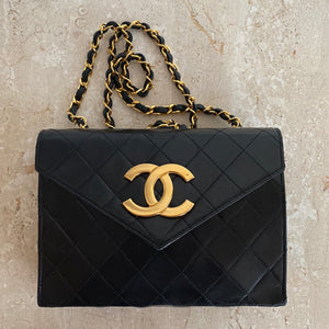 Authentic CHANEL Vintage Flap Bag - chiếc túi mang đậm chất cổ điển của CHANEL, sự lựa chọn hoàn hảo cho những ai yêu thích phong cách vintage. Hãy xem hình ảnh để trải nghiệm cảm giác cổ điển và quý phái của chiếc túi CHANEL này.