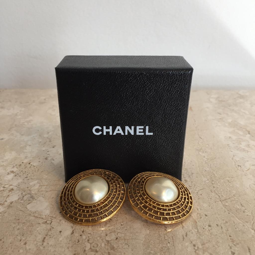 Authentic CHANEL Vintage Pearl Button Clip-On Earrings – Valamode