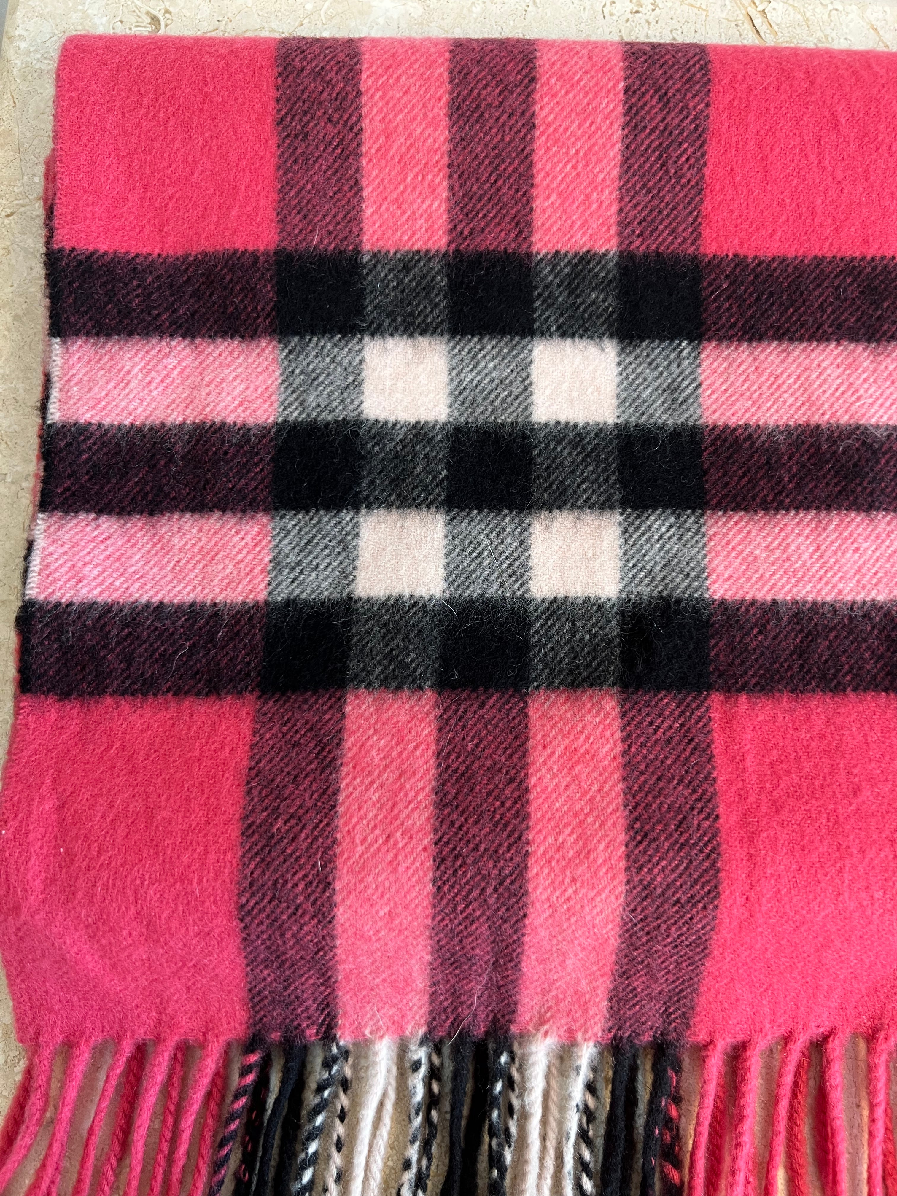 Arriba 69+ imagen hot pink burberry scarf