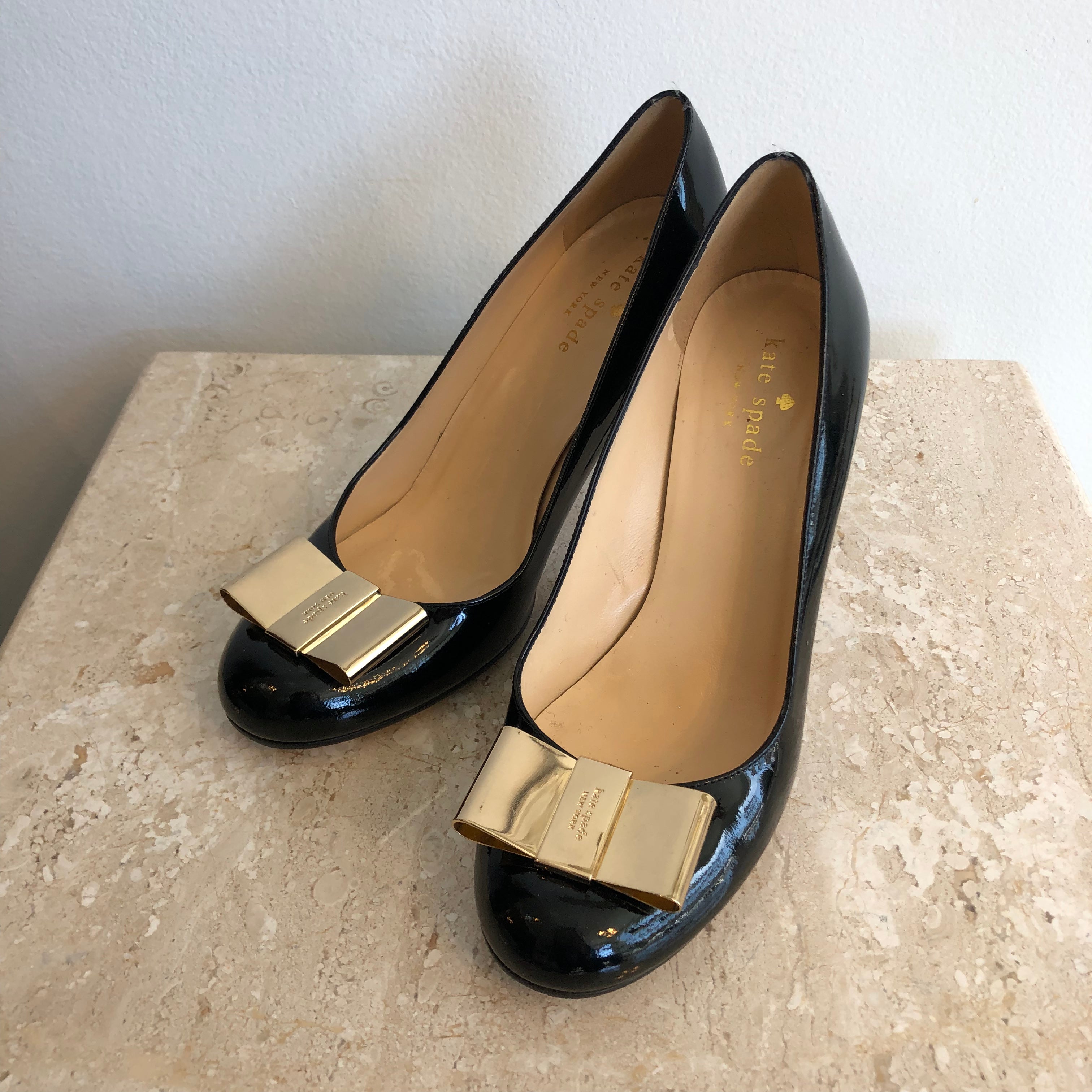 Authentic KATE SPADE Black Patent/Gold Metal Bow  - Pump – Valamode