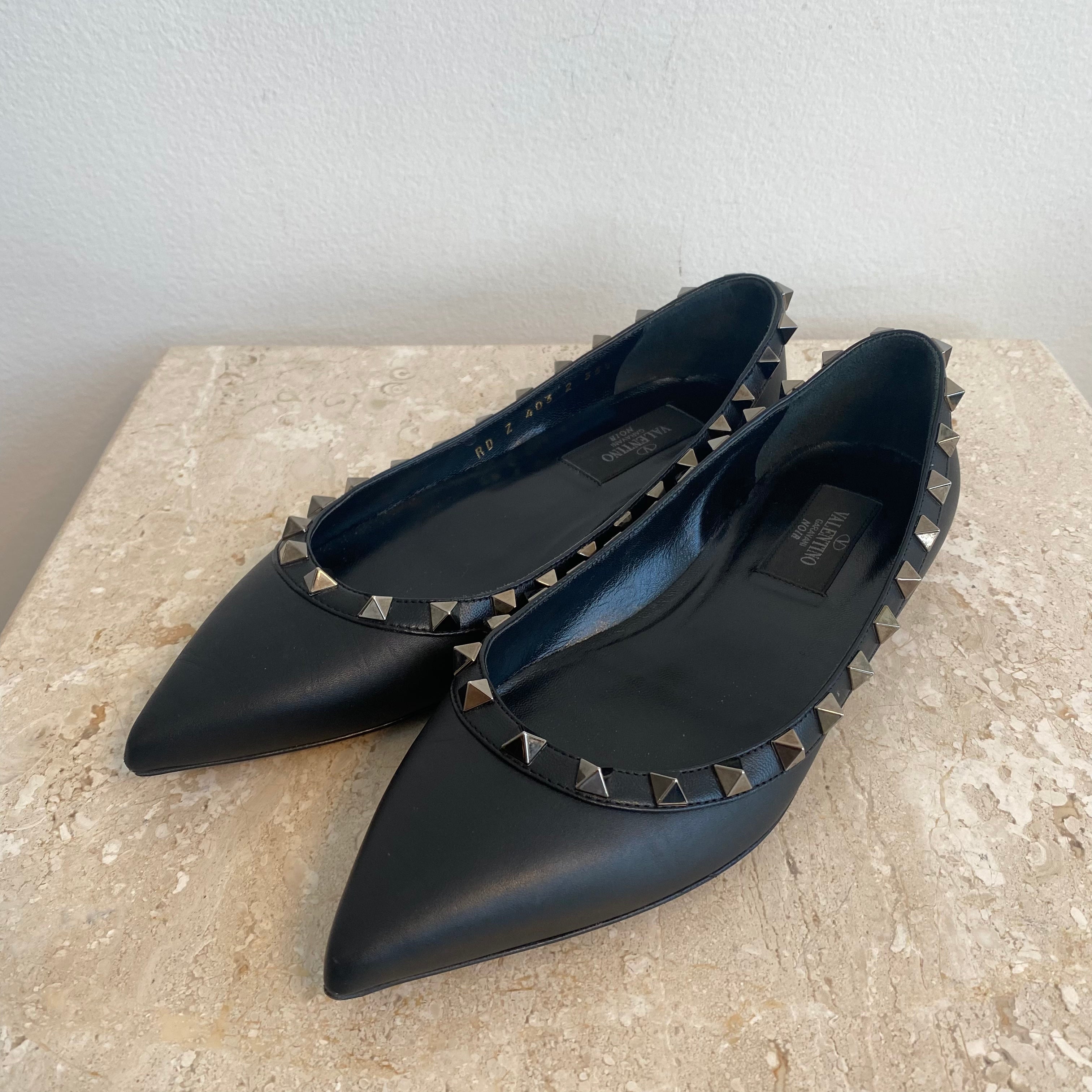 Alle blive imponeret voksen Authentic VALENTINO Rockstud Black Flats - Size 35.5 – Valamode