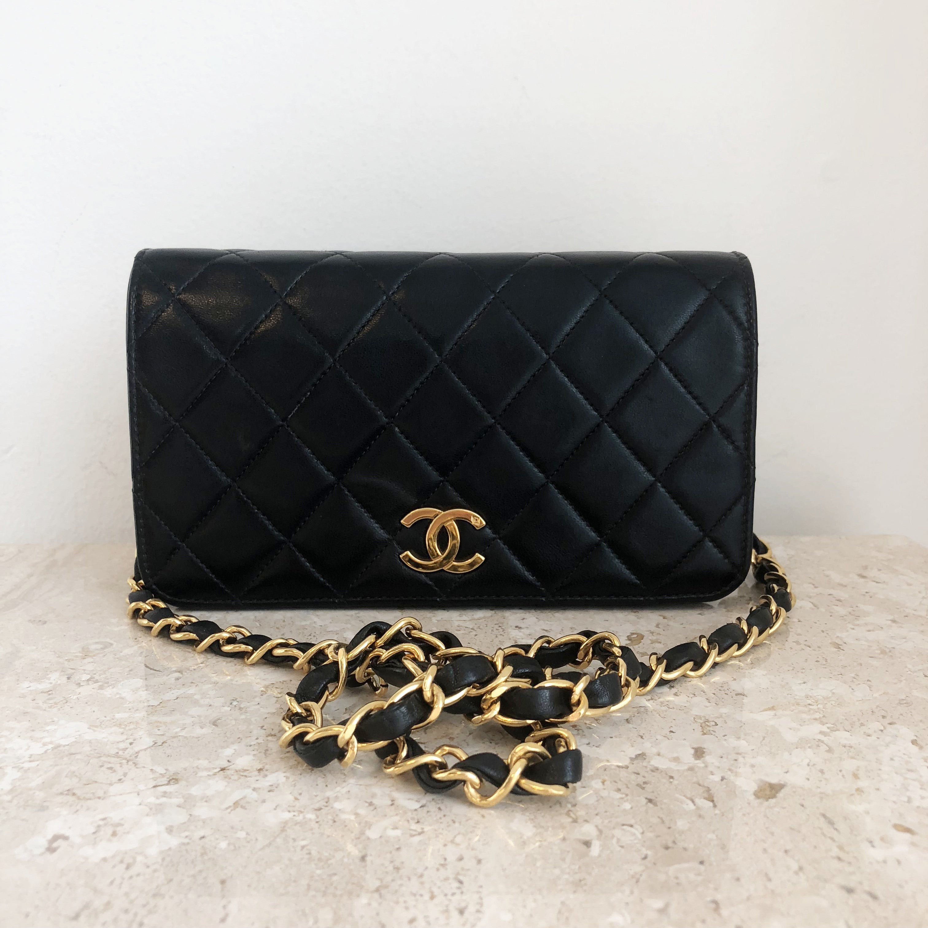 Authentic CHANEL Vintage Small Clutch With Chain 