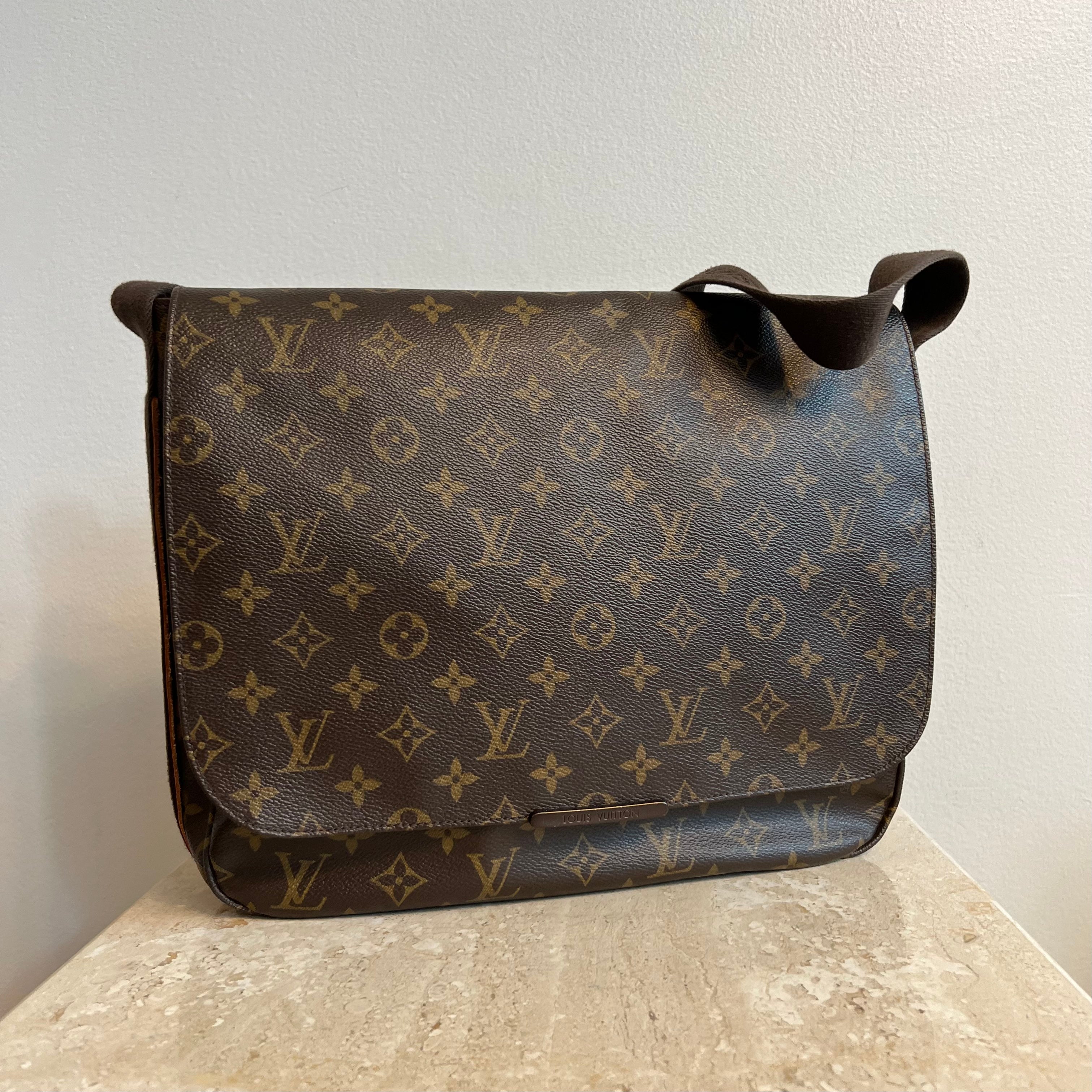 Monogram Canvas Beaubourg MM M43953  Louis vuitton Louis vuitton  monogram Louis vuitton handbags