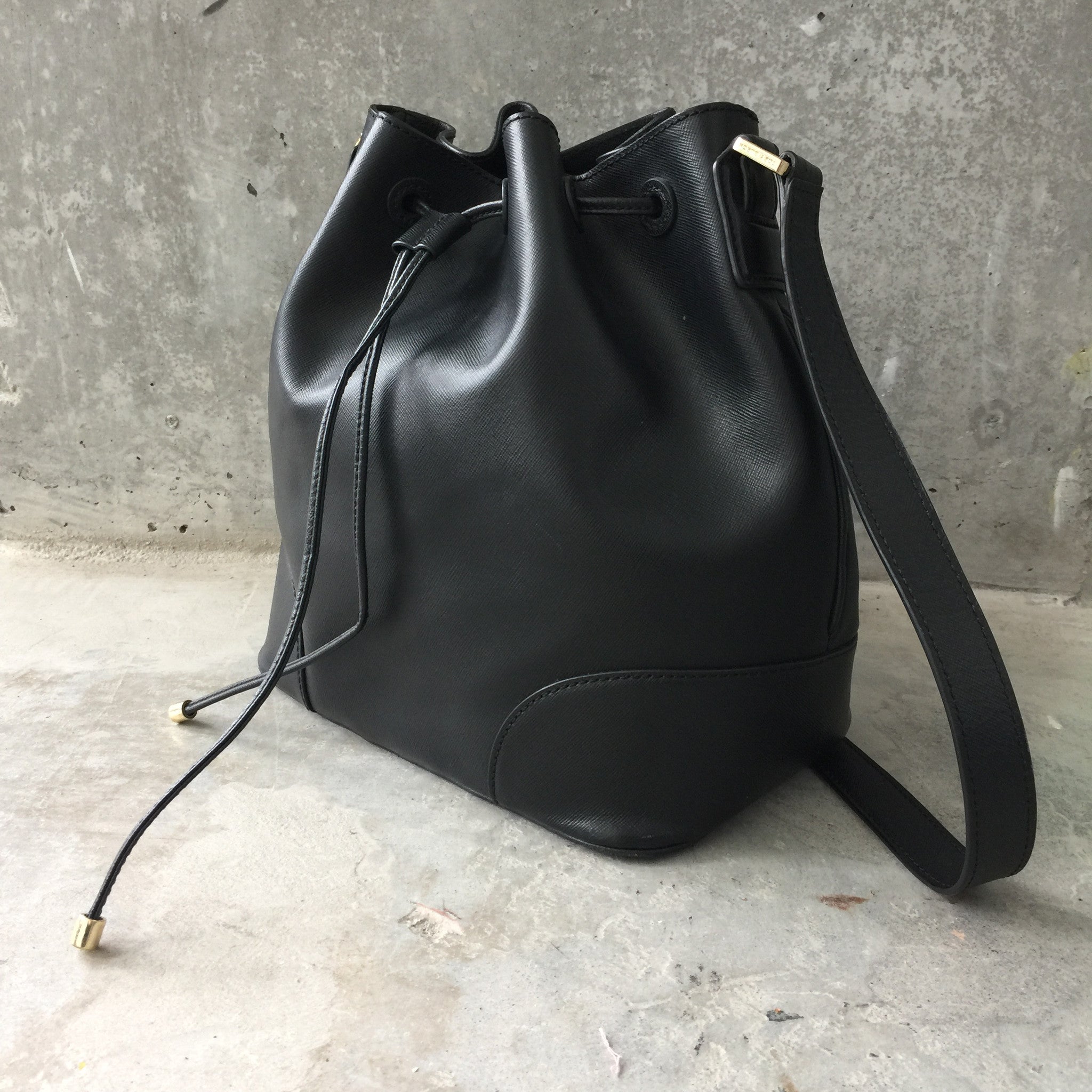 Authentic TORY BURCH Black Drawstring Bucket Bag – Valamode