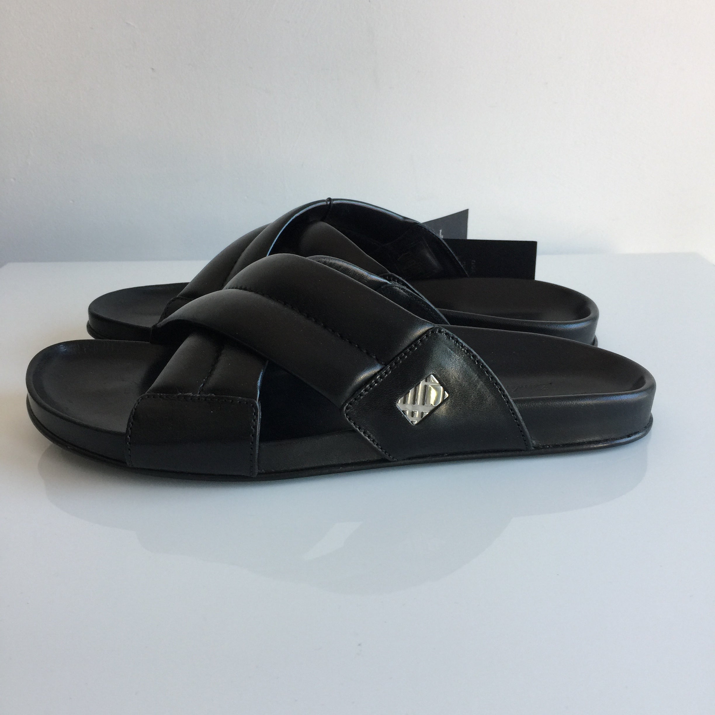 burberry flip flops mens