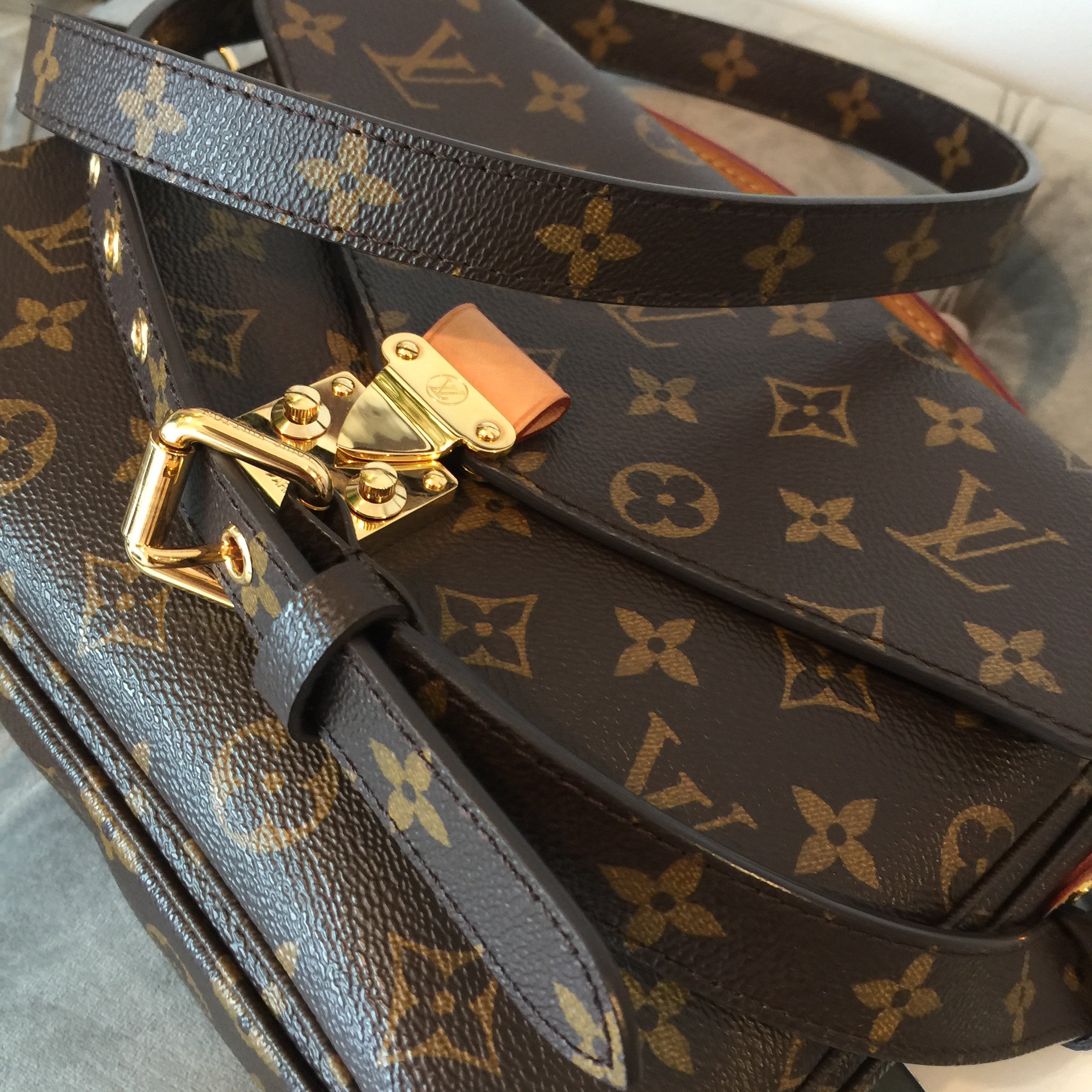 Authentic LOUIS VUITTON Pochette Metis – Valamode