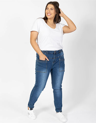 Plus Size Shakers Patch Pocket Tapered Jeans 