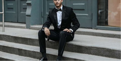 The pairing of a black suit with black shoes gives you a classy look