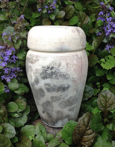 Pet urn for ashes