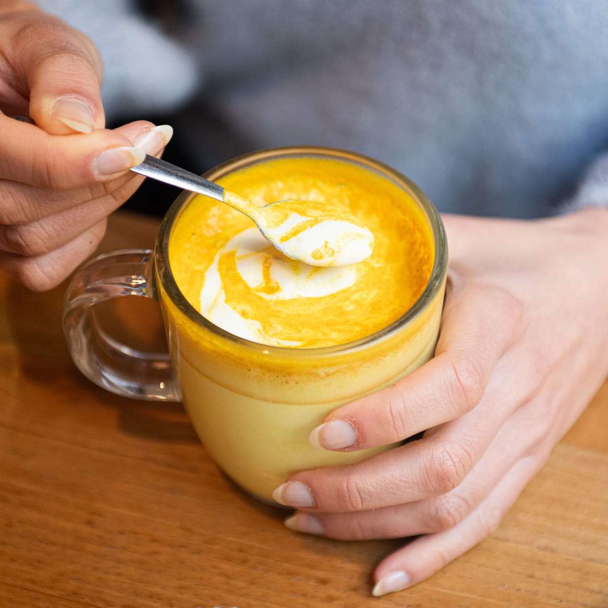 Un verre de lait d'or pour le petit-déjeuner