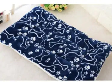 Tapis pour chien bleu fonce imprime avec os blancs, ideal pour animaux actifs