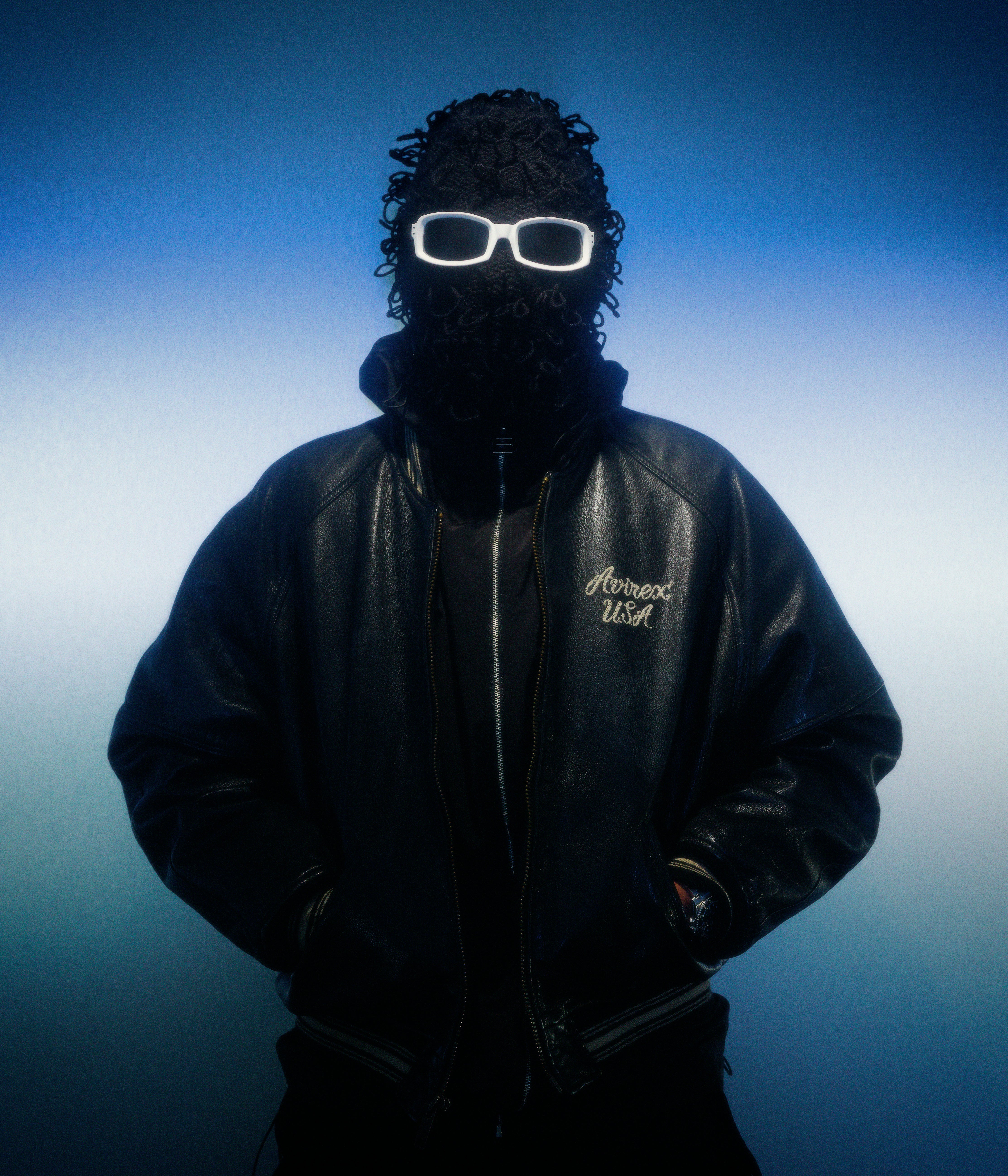 Kekra en tracksuit Baara et blouson vintage Avirex, vue rapprochée