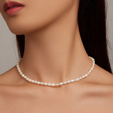 colar-de-prata-curtis-com-perolas-sendo-utilizado-no-pescoco-lado-direito