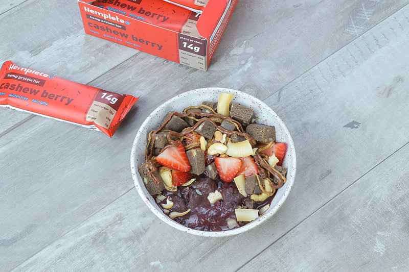 Smoothie bowl with hemp protein bars