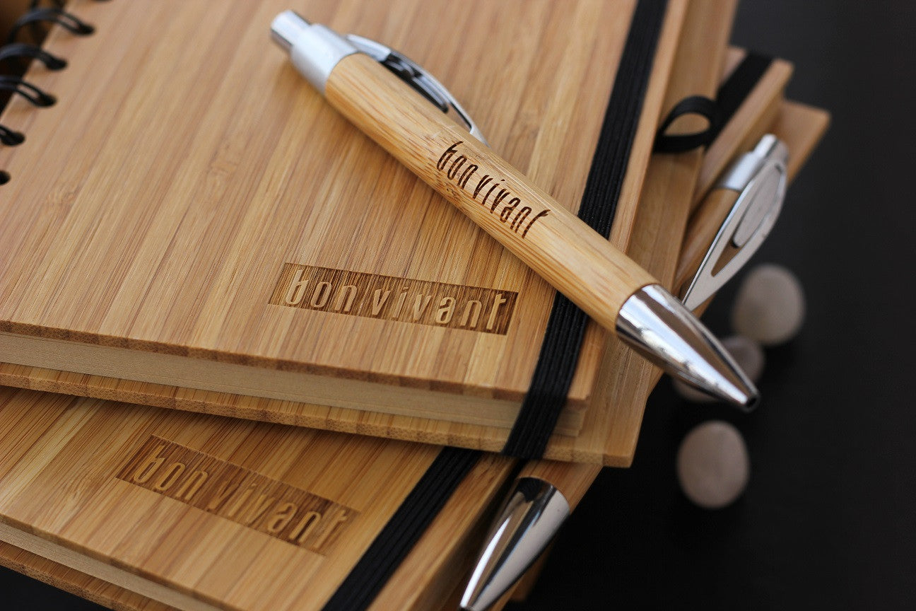 <img src="//cdn.shopify.com/s/files/1/0941/2500/files/Best-Corporate-Gifts-Personalized-custom-logo-engraved-wooden-sunglasses-wooden-pens-woodgeek-store.JPG?v=1498562396" alt="Corporate Gifts - Personalized Wooden Sunglasses - Personalized Wooden Notebooks - Promotional Gifts - Woodgeek Store" />