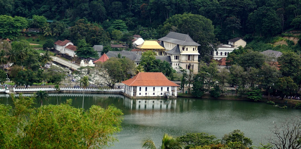 Kandy Lake - Sri Lanka Travel Blog - Things to Do in Sri Lanka - Woodgeek Store