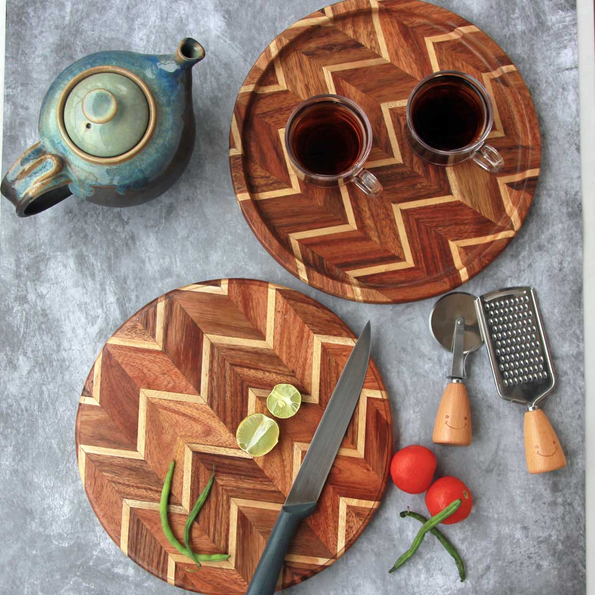 https://cdn.shopify.com/s/files/1/0941/2500/products/Round-segmented-wood-chopping-board-tray-set_1600x.jpg?v=1650377263