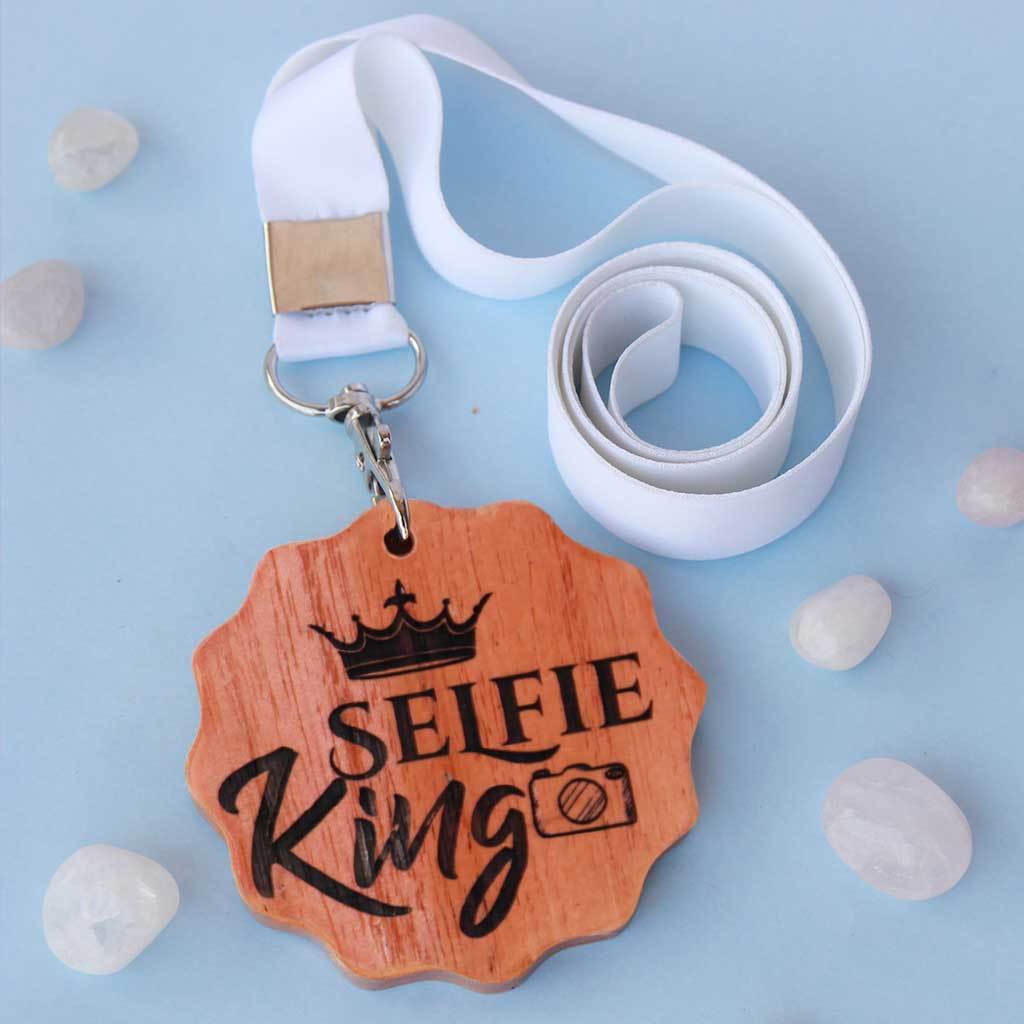 Selfie King/Queen Wooden Medal - Gifts for Friends - Funny Gift ...