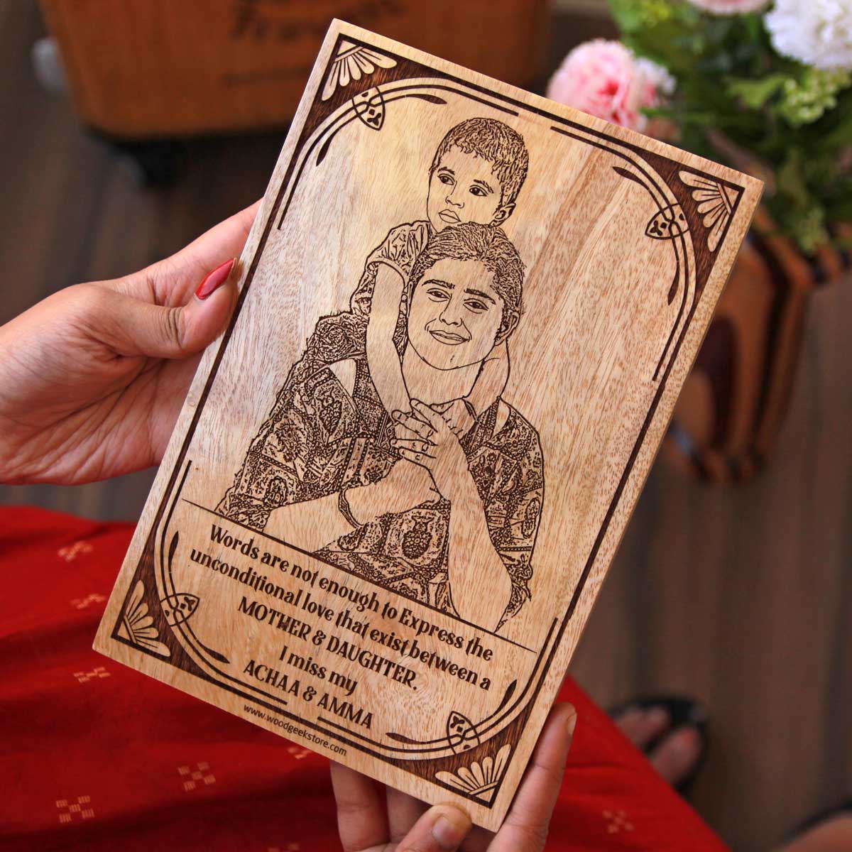 https://cdn.shopify.com/s/files/1/0941/2500/products/engraved-wood-frame-for-mom-gifts-for-mom-woodgeekstore_1600x.jpg?v=1650274079