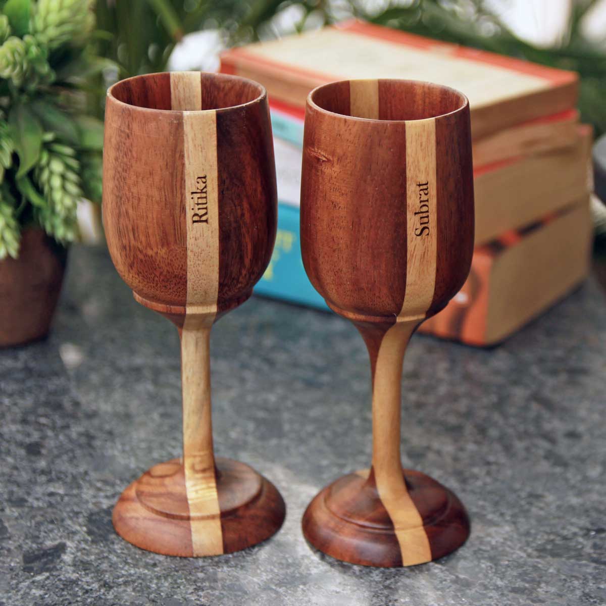 https://cdn.shopify.com/s/files/1/0941/2500/products/personalized-wood-wine-wine-engraved-with-names_1600x.jpg?v=1695127154