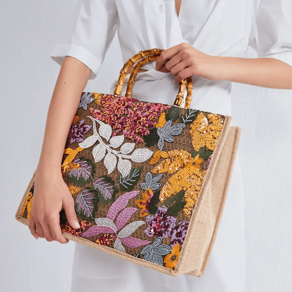 Damen Schöne Wind Bamboo Knoten Strandtasche mit glänzenden Perlen in lebhaften Farben, perfekt für Alltag, Urlaub oder Partys.