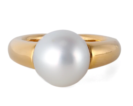 Vintage Italian mikimoto pearl on a 18k yellow gold setting