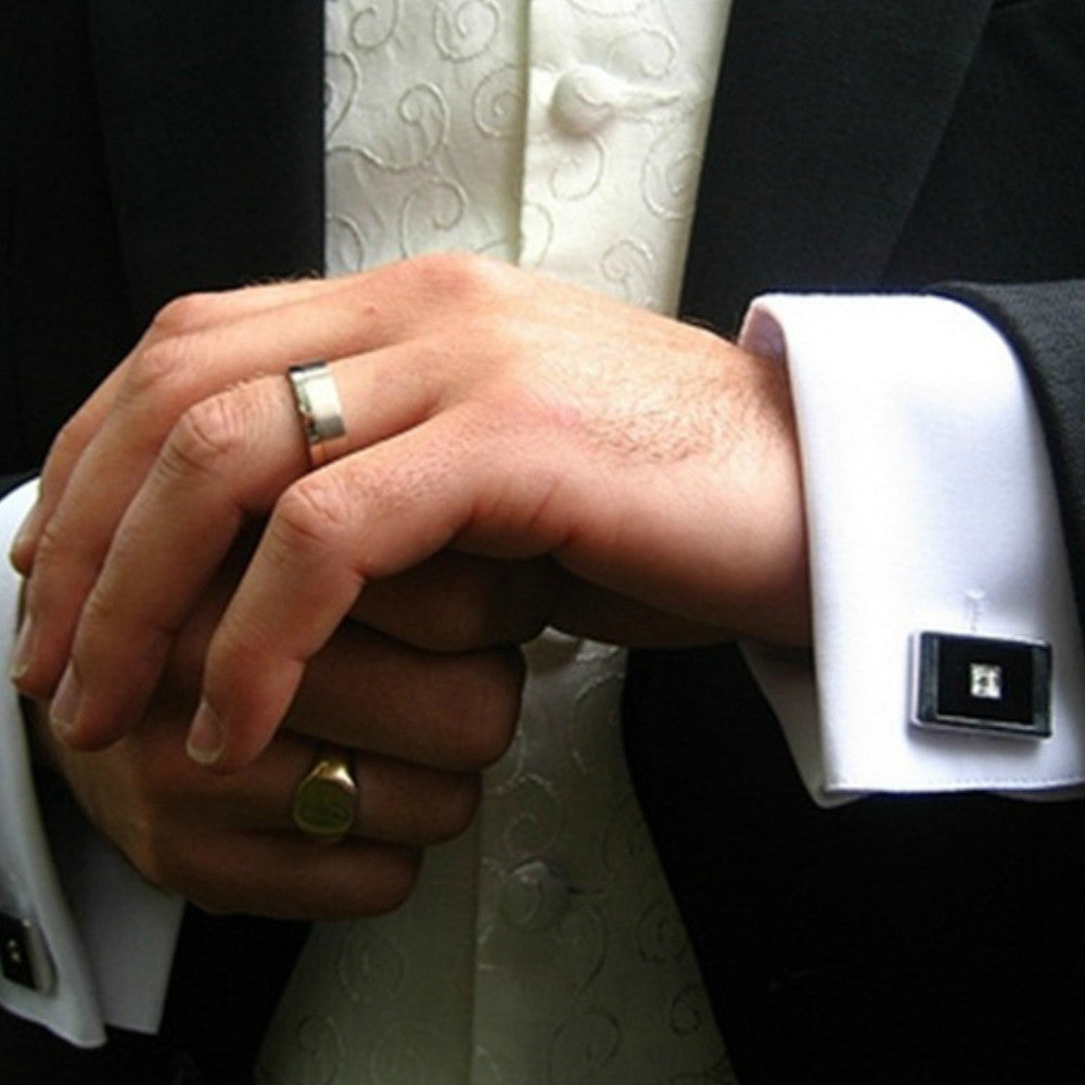 Обручальное кольцо на какой руке носят мусульмане. Мужское обручальное кольцо. Мужские кольца на руке. Мужские обручальные кольца на руке. Мужской перстень на руке.