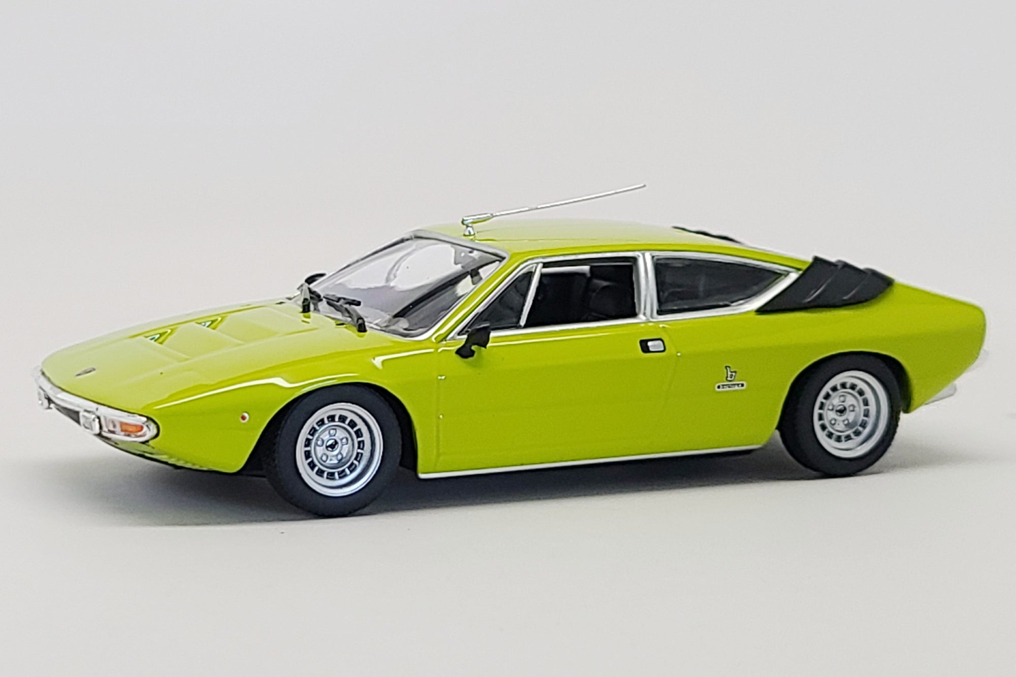 Lamborghini Urraco (1974) | 1:43 Scale Diecast Model Car | Maxichamps –  Model Citizen Diecast