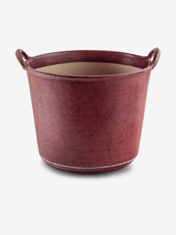 https://cdn.shopify.com/s/files/1/0946/4500/products/small-leather-basket-by-sol-y-luna-monc-xiii-1-30515425607910.jpg?crop=center&height=755&v=1695744565&width=567