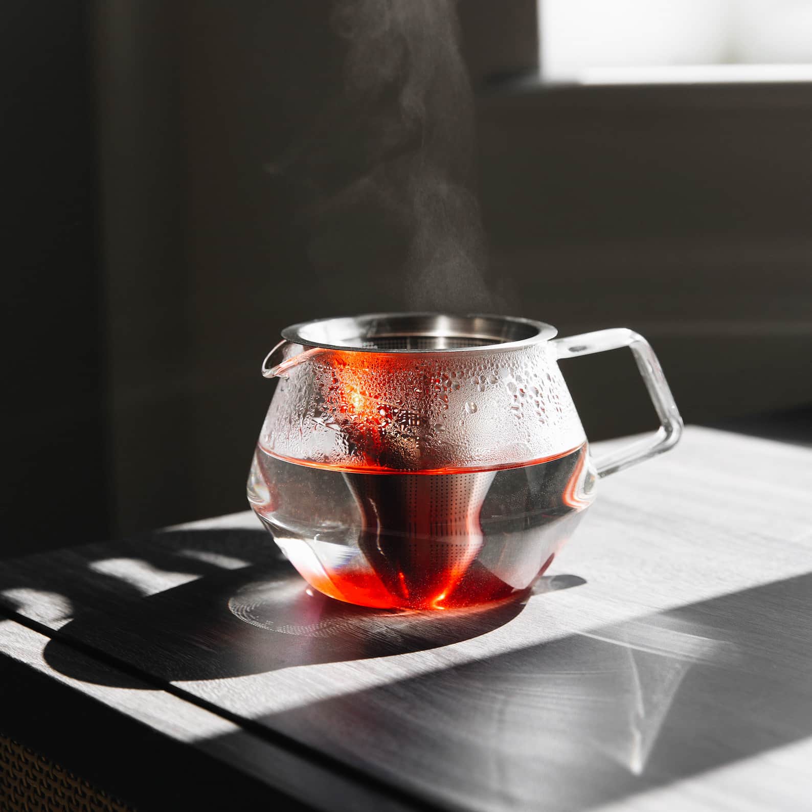 Red berry fruit tea in glass kinto tea pot