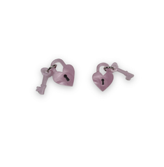 Locky in Love stud earring in pearl pink