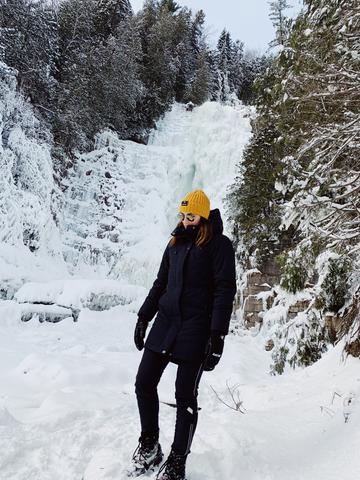 Manteau d'hiver Audvik Montreal en face des chutes Jean Larose pres de Québec