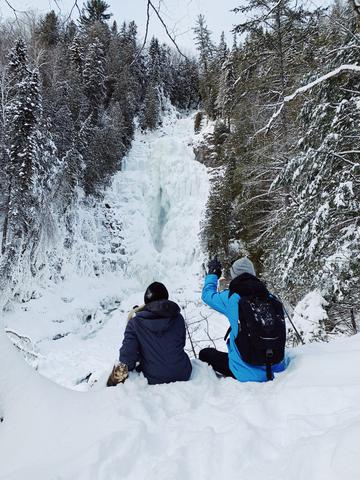 Sentier face aux chutes Jean Larose en hiver