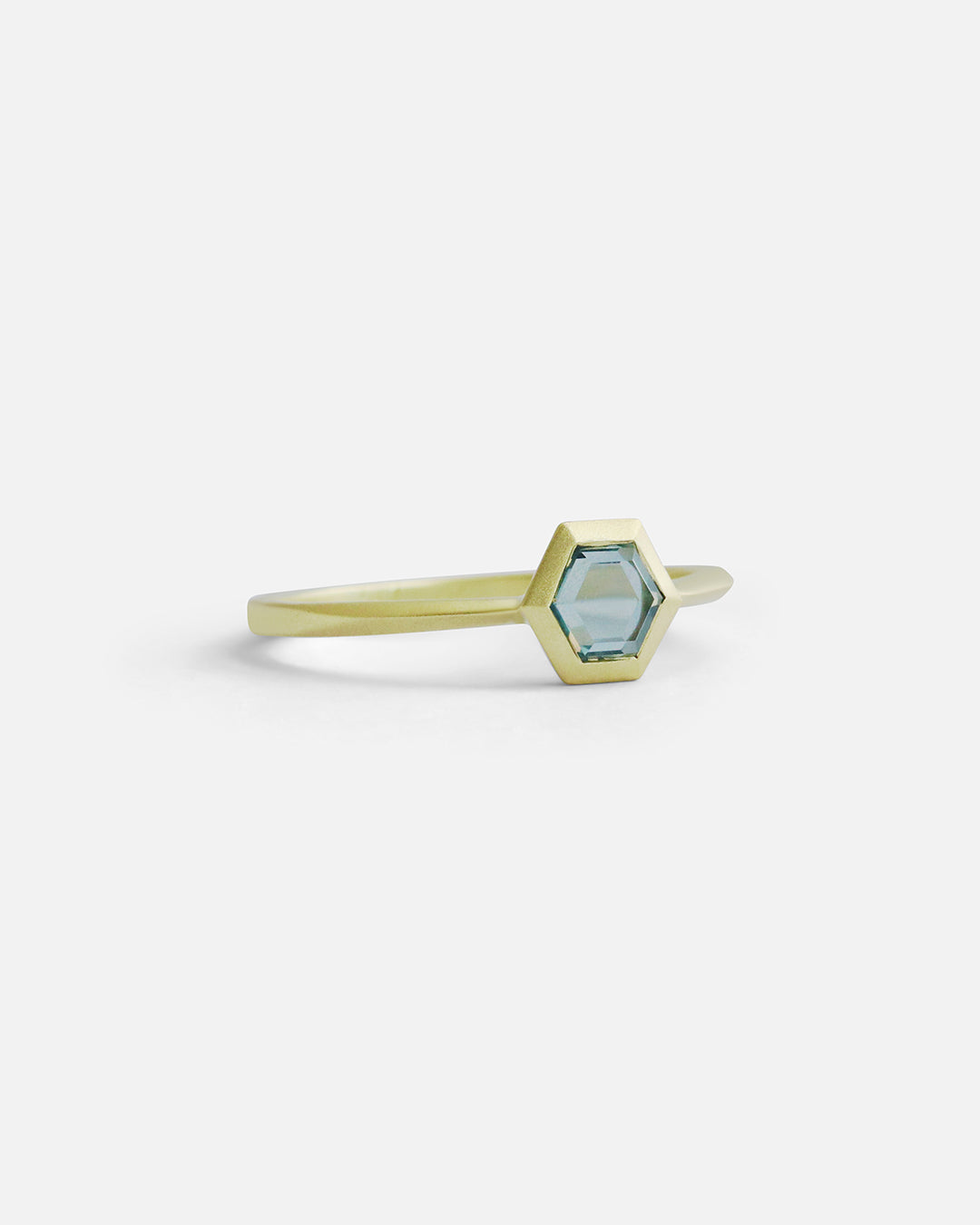 Rock / Portraitcut Sapphire Ring