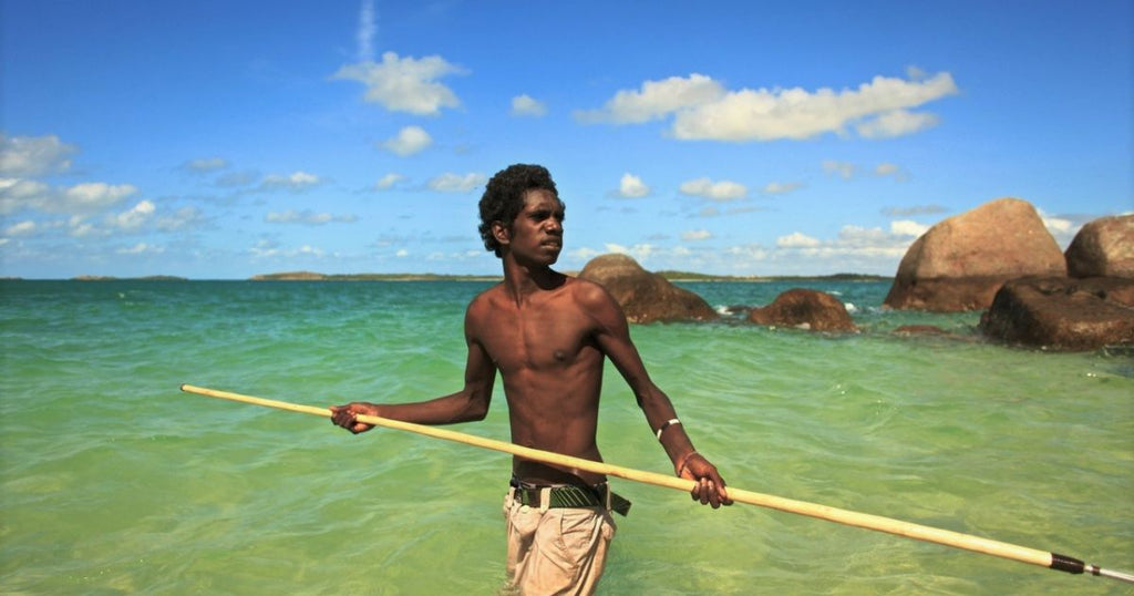 Aborigine beim Speerfischen im Arnhem Land