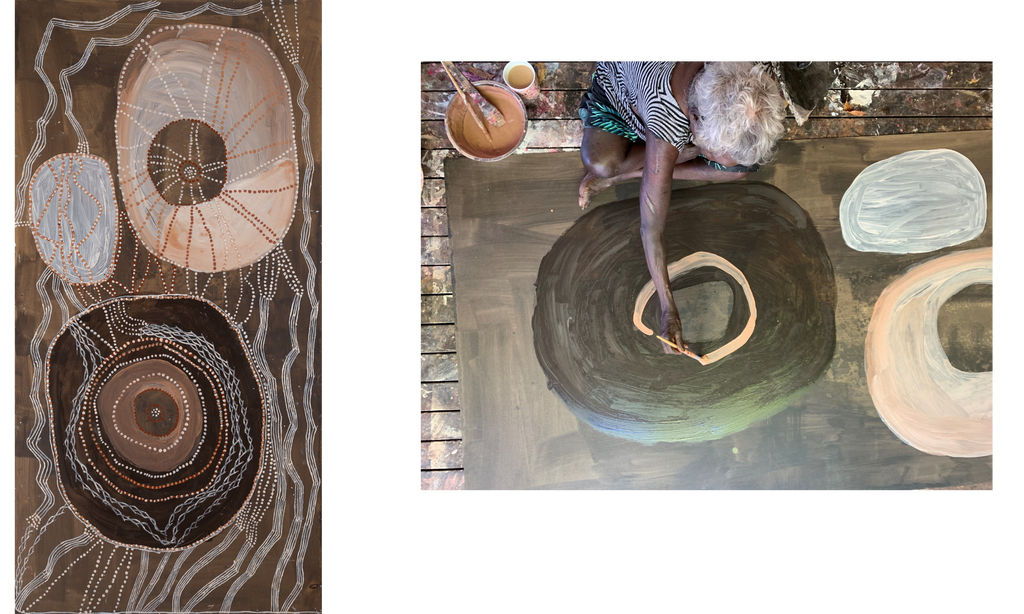 L'artiste autochtone NOŊGIRRŊA MARAWILI peignant son œuvre, BARATJALA